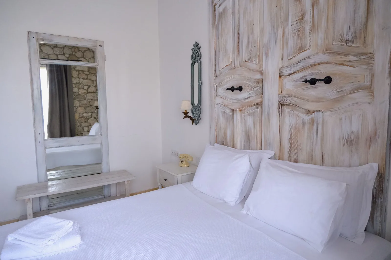 Bright room with a big window to the hills